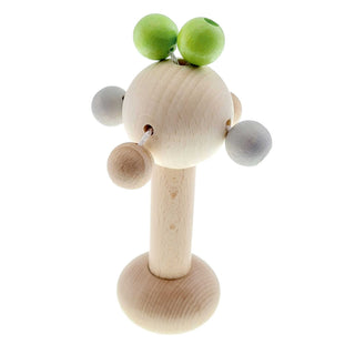 Rassel in Form eines Baumes, mit Holzkugeln und grünen Elementen