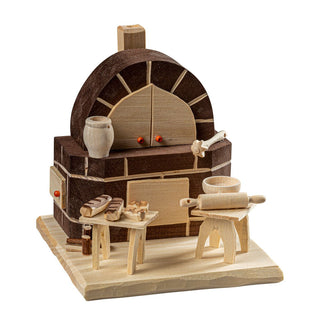 Dieser Räucherbackofen sehr detailgetreu verarbeitet. Auf den kleinen Tischen vor dem Ofen stehen Miniaturen der Backutensilien. Geschnitzte Brote, Nudelholz oder Schüssel – alles vorhanden. Ein uriges Öfchen das aus dem Schornstein den wohlriechende Rauch nach dem Einsetzen einer entzündeten Räucherkerze auf lässt.