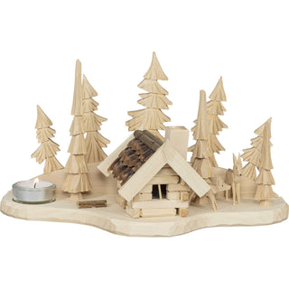 Hier handelt es sich um echt erzgebirgische Handarbeit. Das handgefertigte Block-Räucherhaus ist von geschnitzten Tannen und Waldtieren umgeben. Ein Teelicht kann man seitlich in der dafür vorgesehenen Glasfassung anzünden. Ein Räucherkerzchen stellt man in das Haus und der weihnachtliche Duft steigt auf.