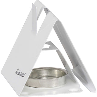 Das Hutzenhaus aus Metall ist ein modernes in weiß gehaltenes Räucherhäuschen. Auf die silberne Metallschale stellt man ein 
aktives Räucherkerzchen und der Duft kann aufsteigen.