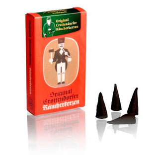 Rote Schachtel „Original Crottendorfer Räucherkerzen“ mit Bergmann-Illustration und vier dunklen Räucherkerzen vor weißem Hintergrund.
