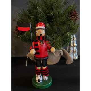 22 cm hohes Räuchermännchen Fußballer in dunkelrot mit schwarzen Accesoirs