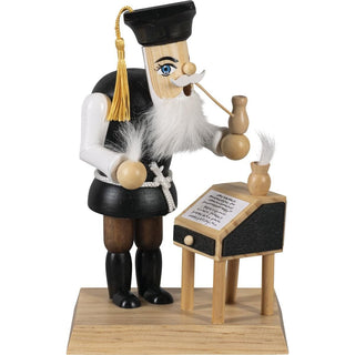 Farbiges Räuchermännchen Lehrer mit Schreibtisch und Tintenfässchen. In der Hand hält er seine Schreibfeder und seine Pfeife._2