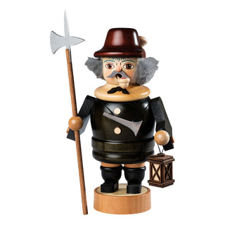 Hier sieht man einen 20cm-großen Nachtwächter mit weichem Haar, Laterne, Horn und Stangenwaffe. Das Räuchermännchen hebt man von den Beinen ab, um eine Räucherkerze abzulegen. Damit hat man zusätzlich einen besinnlichen Weihnachtsduft im Raum.