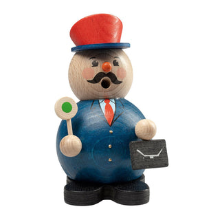 Hier sieht man einen 12cm-großen Schaffner mit Aktentasche und Kelle. Die Mütze ist in blau-rot. Er trägt eine rote Krawatte eine blaue Jacke. Das Räuchermännchen hebt man von den Füßen ab, um eine Räucherkerze abzulegen. Damit hat man zusätzlich einen besinnlichen Weihnachtsduft im Raum.