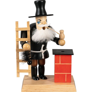 Räuchermännchen Schornsteinfeger mit Leiter, Besen und Pfeife in der Hand, Er steht auf einem Sockel auf dem sich auch der Schornstein befindet._1