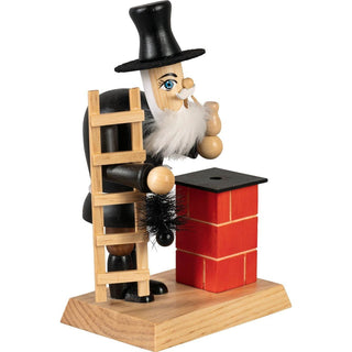 Räuchermännchen Schornsteinfeger mit Leiter, Besen und Pfeife in der Hand, Er steht auf einem Sockel auf dem sich auch der Schornstein befindet._3