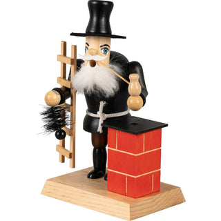 Räuchermännchen Schornsteinfeger mit Leiter, Besen und Pfeife in der Hand, Er steht auf einem Sockel auf dem sich auch der Schornstein befindet._2