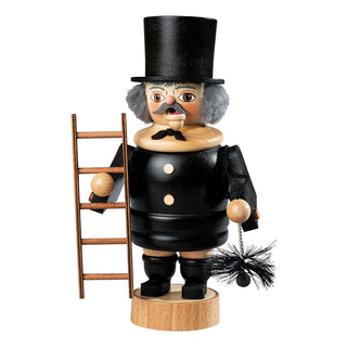 Hier sieht man einen 20cm-großen Schornsteinfeger mit weichem Haar, Leiter, Pfeife und Besen. Das Räuchermännchen hebt man von den Beinen ab, um eine Räucherkerze abzulegen. Damit hat man zusätzlich einen besinnlichen Weihnachtsduft im Raum.