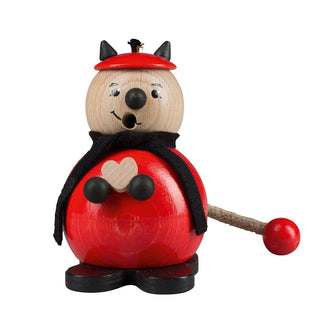 Räuchermännchen „Teufel“ ist eine Holzfigur mit rundem, roten Körper, schwarzen Akzenten, kleinem Holzherz auf der Brust und schwarzem Schal. Die Figur trägt eine rote Mütze, hat schwarze Hörner, bemalte Gesichtszüge und einen Teufelsschwanz mit roter Kugel am Ende.