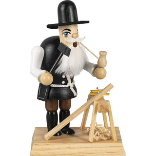 Farbiges Räuchermännchen im Motiv eines Zimmermannes. In der einen Hand hält er einen Hammer und in der anderen seine Pfeife. Maßstab, Holzbock, Brett und Spähne sind auch auf dem Sockel mit abgebildet._3