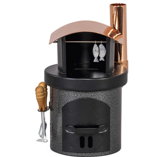 Zu sehen ist hier ist ein metallener Räucherofen detailgetreu mit Ofenbesteck in Miniatur. In schwarz, silbern und bronzefarben. Ein Räucherkerzchen wird in den Ofen durch die Tür abgestellt. Der Dampf bzw. der Duft steigt aus dem Rohr heraus.