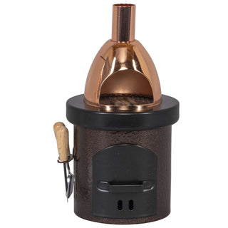 Zu sehen ist hier ist ein metallener Räucherofen detailgetreu mit Ofenbesteck in Miniatur. In braun, schwarz, silbern und bronzefarben. Ein Räucherkerzchen wird in den Ofen durch die Tür abgestellt. Der Rauch bzw. der Duft steigt aus dem Rohr heraus.