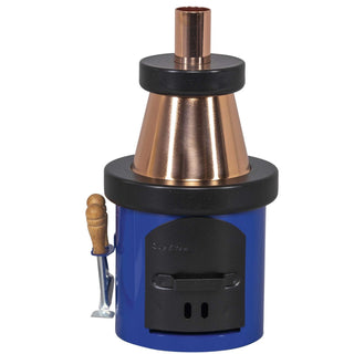 Zu sehen ist hier ist ein metallener Räucherofen detailgetreu mit Ofenbesteck in Miniatur. In blau, schwarz, silbern und bronzefarben. Ein Räucherkerzchen wird in den Ofen durch die Tür abgestellt. Der Dampf bzw. der Duft steigt aus dem Rohr heraus.