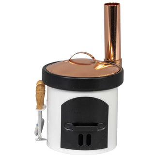 Kleiner Räucherofen in Form eines traditionellen Waschkessels, 12 cm hoch. Der zylindrische Korpus ist weiß, mit einem schwarzen Deckel und einer kupferfarbenen Abdeckung. Rechts befindet sich ein hoher, glänzender Kupferschornstein. Links hängt Metallwerkzeug mit Holzgriffen. Auf der Vorderseite ist eine schwarze Tür mit zwei Lüftungsschlitzen darunter zu sehen. Einsetzen kann man ein Räucherkerzchen, auserdem ist der Ofen ist für Teelicht ausgelegt.