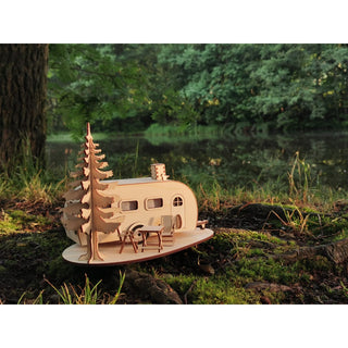 Im Lieferumfang enthalten ist ein detailgetreuer Räucherwohnwagen inkl. 2 LED-Teelichter und 5 Räucherkerzen. Ideal für jeden Campingfan. Hier ist der Räucherwagen in der Natur seitlich aufgestellt. Bild 3.