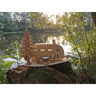 Im Lieferumfang enthalten ist ein detailgetreuer Räucherwohnwagen inkl. 2 LED-Teelichter und 5 Räucherkerzen. Ideal für jeden Campingfan. Hier ist der Räucherwagen in der Natur aufgestellt. Bild 2.