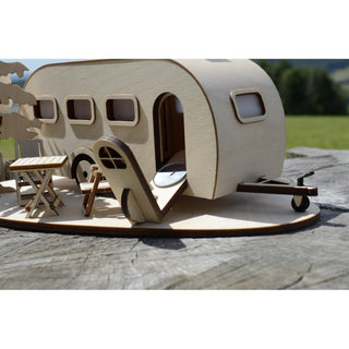 Zu sehen ist hier, wie man das Räucherkerzchen in den Wohnwagen einsetzt. Bild 4.