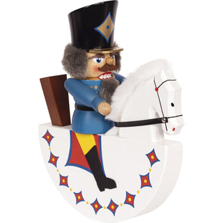 Das Olbernhauer Reiterlein ist ein Nussknacker in blau-schwarzer Husarenuniform auf einem buntgeschmückten weißen  Schaukelpferd. Das Reiterlein wird original im Erzgebirge hergestellt und ist etwas ganz Besonders. In 2 Farben ist diese Figur erhältlich. Bild 4.