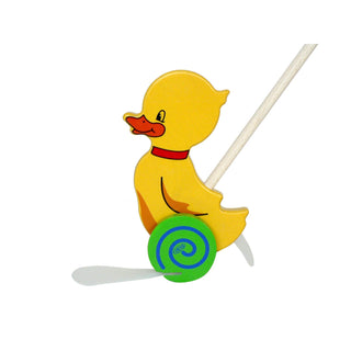 Gelbes Schiebe-Entchen aus Holz mit grünen Rädern und Schiebestab