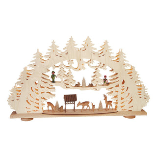 Der doppelt gestaltete Lichterbogen mit innenliegenden 15 Lampen gibt sein Licht indirekt preis. Der filigran aus Sperrholz gesägte Wald wird durch die von Hand geschnitzte Rehgruppe, den kleinen Hasen und dem Försterpärchen auf handwerklich höchstem Niveau ergänzt. Auch drei kleine Spanbäume gehören zum Ensemble. Der Bogen steht auf einen massiven Vollholzsockel.