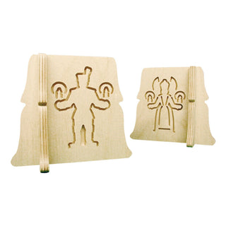 Diese Schwibbogenerhöhungen ist massiv und filigran aus Sperrholz gearbeitet. Es ist eine wunderbare Ergänzung für einen Schwibbogen.
Erst mit einer Erhöhung kommt ihr Schwibbogen im Fenster gut zur Geltung. Im Gegensatz zu massiven, durchgehenden Erhöhungen, handelt es sich bei diesem Produkt um eine zweiteilige Variante. Mit den weihnachtlichen Motiv Engel und Bergmann verfeinert es das weihnachtliche Ensemble.