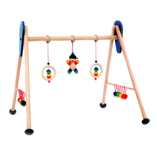 Spielbogen aus Holz, bunt gestaltet mit vielen kleinen Elementen zum Spielen und Greifen 