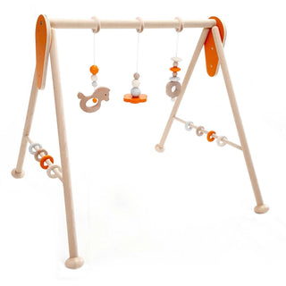 Spielbogen aus Holz mit orangenen Elementen zum Spieln und Greifen