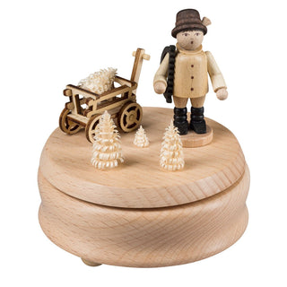 Auf der Spieluhr ist ein "Förster" zu sehen. Kleine Spanbäume komplettieren das Ensemble. Farbliche Akzente unterstreichen den natürlichen Charme. Es erklingt eine Weihnachtsmelodie nach dem Sie das Spielwerk aufgezogen haben. 