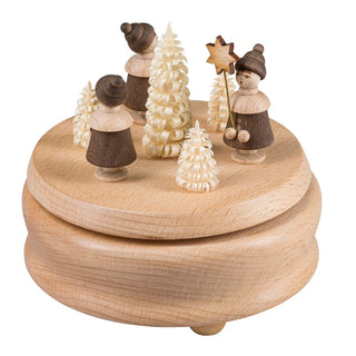 Diese Spieluhr hat drei Kurrende-Kinder  und einige Ringelbäumchen aufgeklebt. Farbliche Akzente unterstreichen den natürlichen Charme. Es erklingt eine Weihnachtsmelodie nach dem Sie das Spielwerk aufgezogen haben.