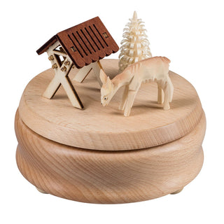 Diese Spieluhr hat eine Futterkrippe mit einem Reh und einem Spanbäumchen aufgeklebt. Farbliche Akzente unterstreichen den natürlichen Charme. Es erklingt eine Weihnachtsmelodie nach dem Sie das Spielwerk aufgezogen haben.