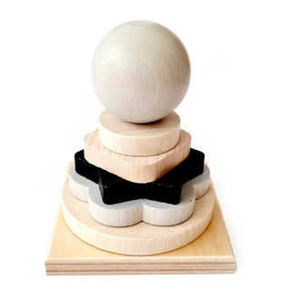 Stapelturm mit Kugel in Natur gehalten mit schwarzen und weißen Elementen