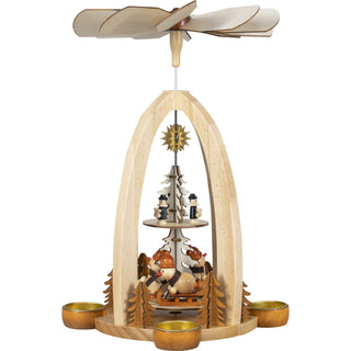 Weihnachtspyramide für 4 Teelichte und mit 2 Etagen. Auf der unteren Etage befinden sich 3 kleine Schneemänner beim Wintersport. auf der oberen Etage ist die Kurrende abgebildet und ein goldfarbener Stern ziehrt die Mitte der Pyramide._4