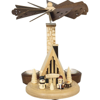 Diese wunderschöne echt erzgebirgische Weihnachtspyramide ist mit vier kleinen Spanbäumchen, einem großen Räucherhaus in der Mitte, einen kleinen Schneemann und einen Weihnachtsmann mit Schlitten bestückt. Ein echter Blickfang, auch wegen der dezenten hellen und dunklen Akzente im Holz. Das funktionierende Räucherhaus auf der Pyramide macht sie zu etwas ganz Besonderem.