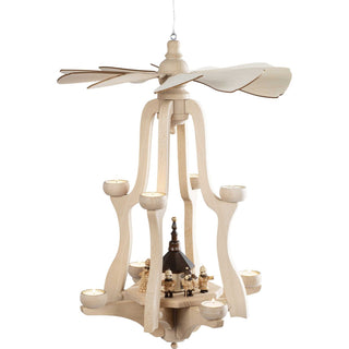 Die naturfarbige Hängepyramide mit einer plastischen Seiffener Kirche und den Kurrende-Sängern ist ein besonderes Kunstwerk aus dem Erzgebirge. Diese Pyramide befestigt man an einer Decke und durch die leuchtenden Teelichtkerzen und dem drehenden Flügelrad wird hierbei die besinnliche Weihnachtszeit zu etwas ganz Besondern. Die Figuren sind mit schattierten Akzenten versehen.