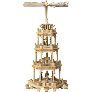 Naturfarbene Weihnachtspyramide "Waldweihnacht" mit 3 Etagen und für 6 Pyramidenkerzen mit Durchmesser 1,4 cm. Aud der unteren Etage befinden sivch die Waldleute und der Jäger. Auf der zweiten Etage sind die Rehe an der Futterraufe. Die dritte Etage ist bestückt mit den Sternensängern. Begleitet werden diese von einem musizierenden Engelchor der auf dem oberen, festen Plateau steht. Die Flügel sind mit farbigen Weihnachtssternen verziert.