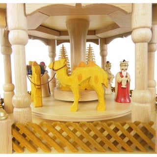 Die 2.Etage zeigt die Ankunft der heiligen Könige mit den Kamelen. Bild 5.